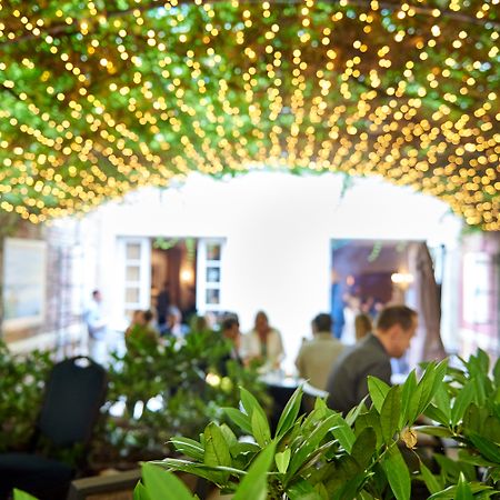 Hotel Le Châtelain Brussel Buitenkant foto The courtyard at the 2012 event