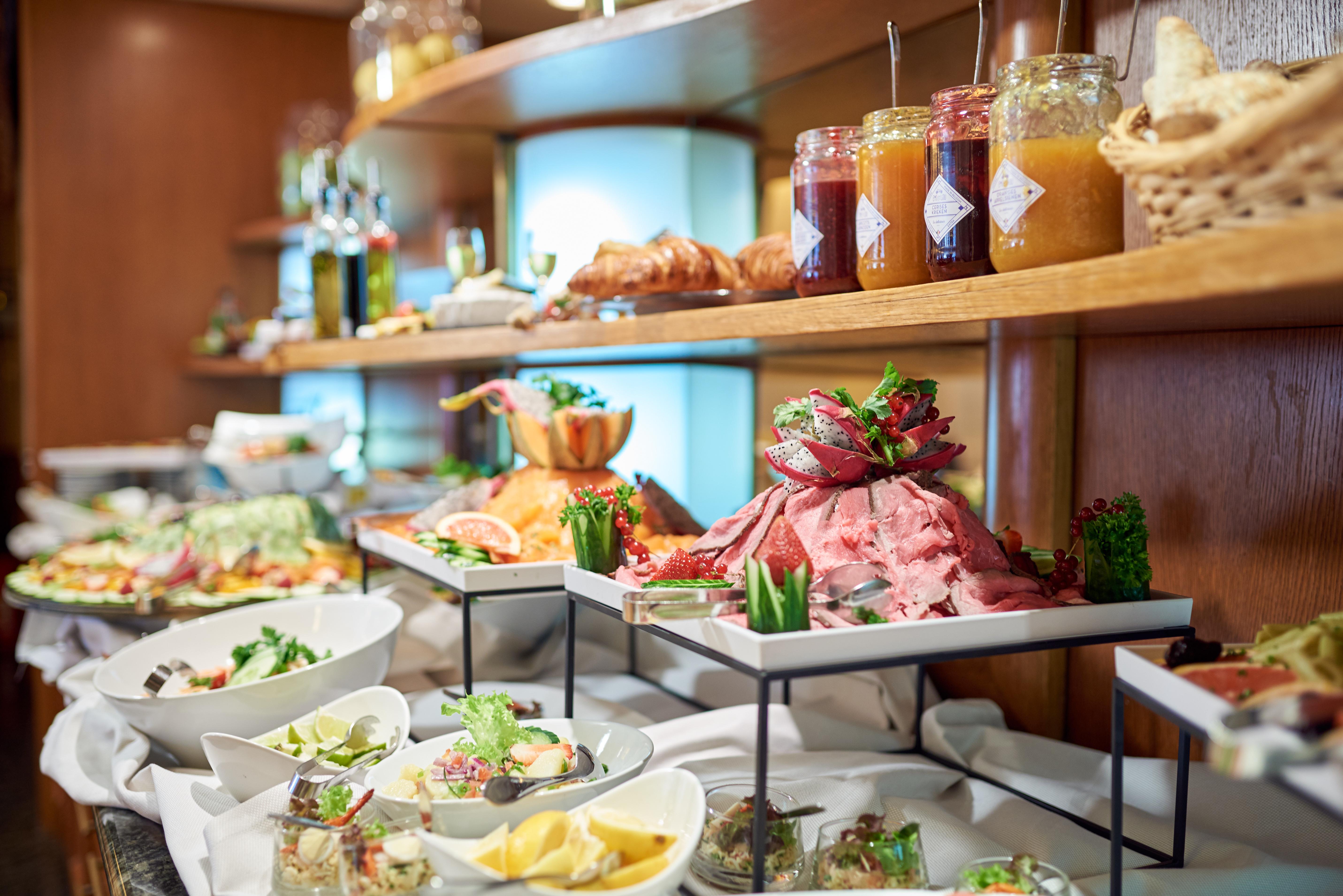 Hotel Le Châtelain Brussel Buitenkant foto A buffet at a hotel