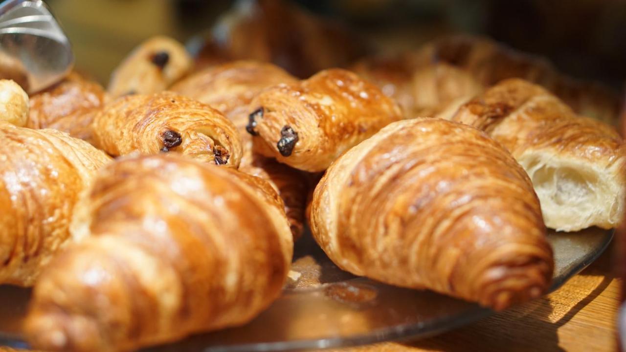 Hotel Le Châtelain Brussel Buitenkant foto Croissants
