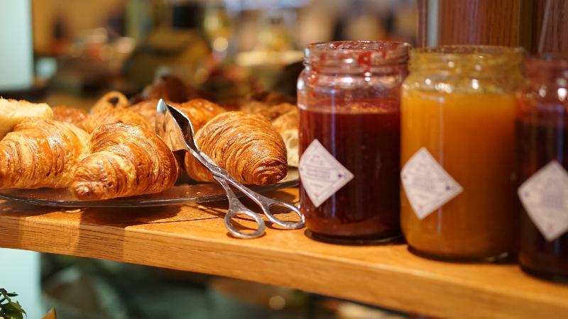 Hotel Le Châtelain Brussel Buitenkant foto Croissants and jam