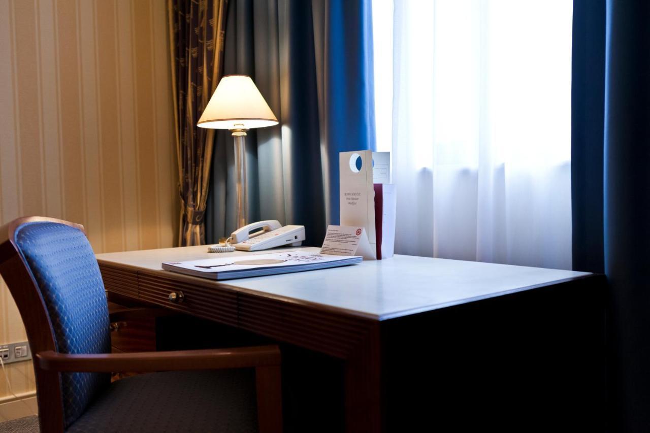 Hotel Le Châtelain Brussel Buitenkant foto A hotel room with a Do Not Disturb sign