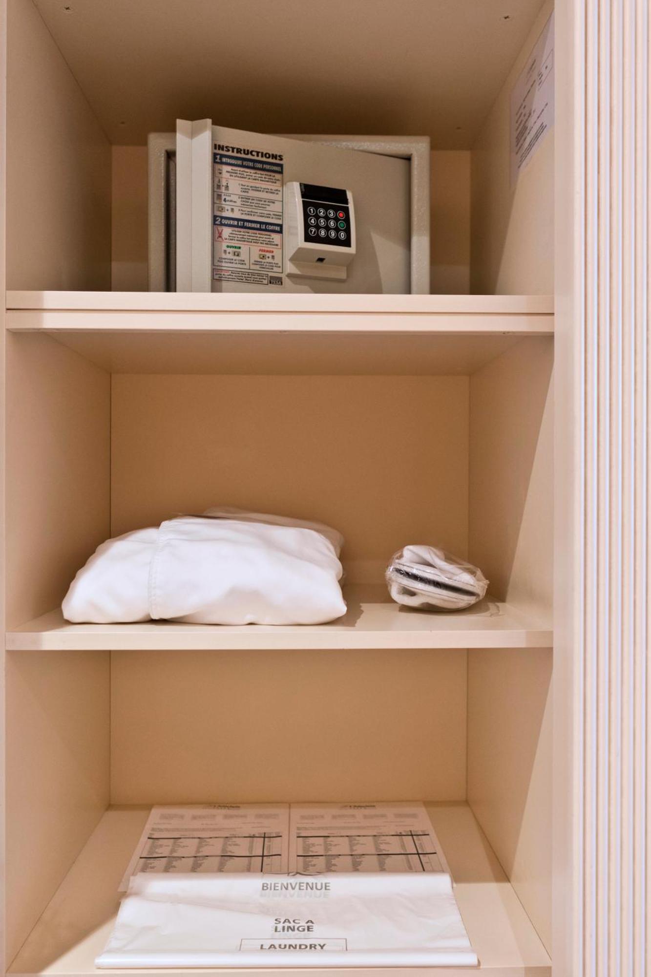 Hotel Le Châtelain Brussel Buitenkant foto A pillow and a telephone in a hotel room