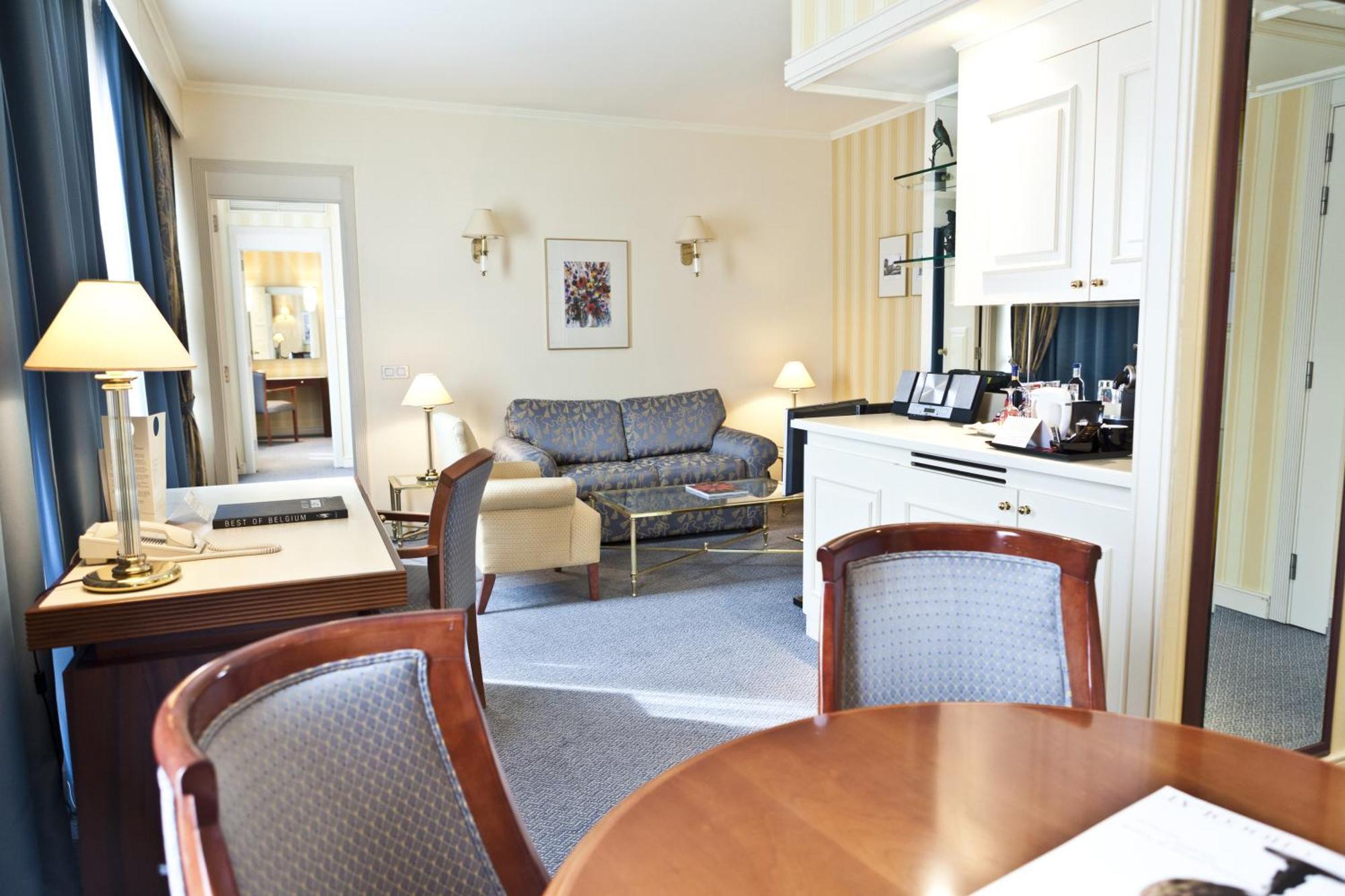 Hotel Le Châtelain Brussel Buitenkant foto A suite at the hotel
