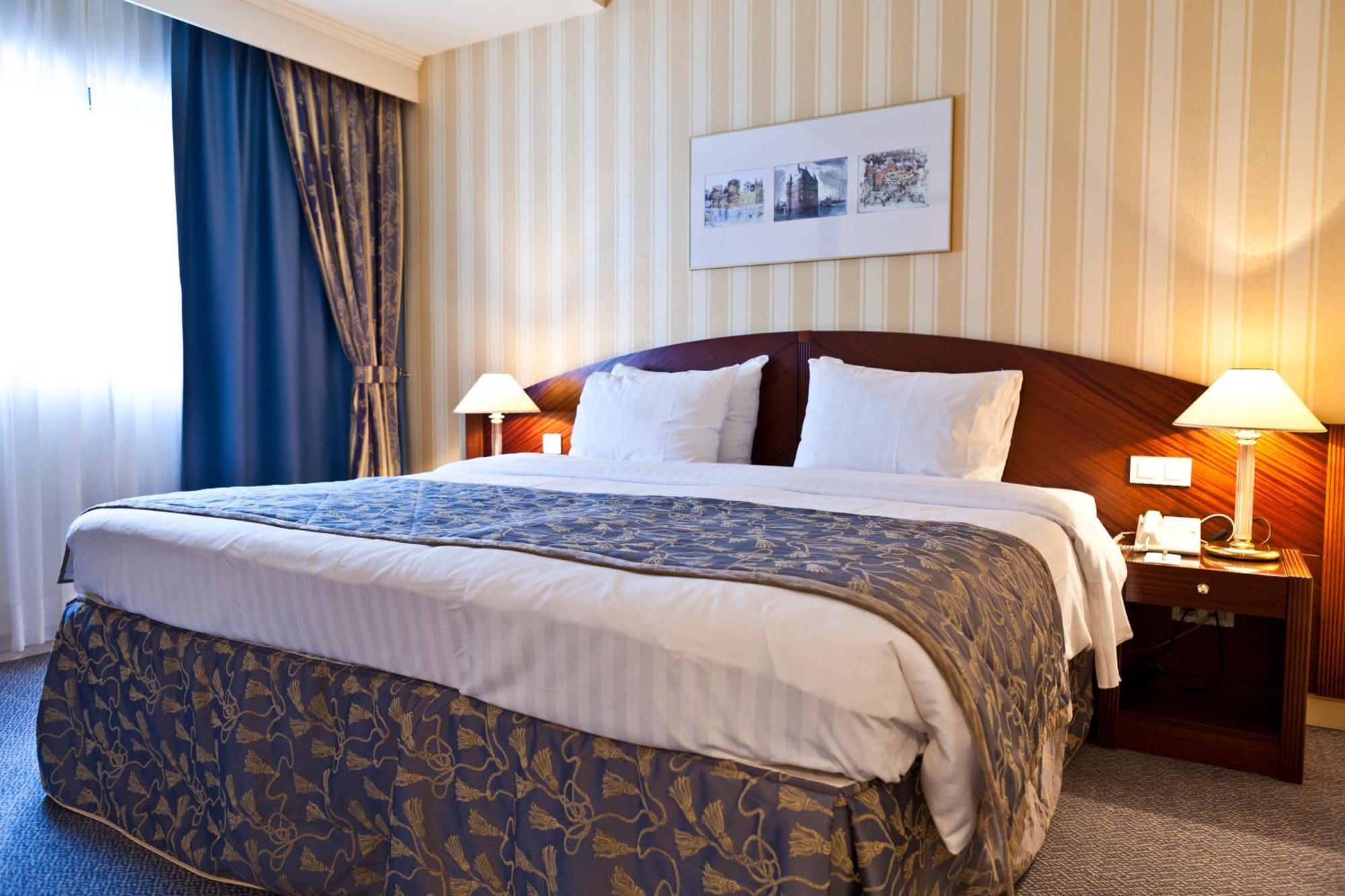 Hotel Le Châtelain Brussel Buitenkant foto A bed in a hotel room