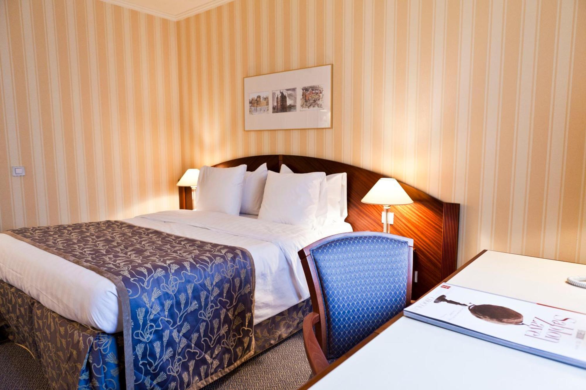 Hotel Le Châtelain Brussel Kamer foto A room at the hotel