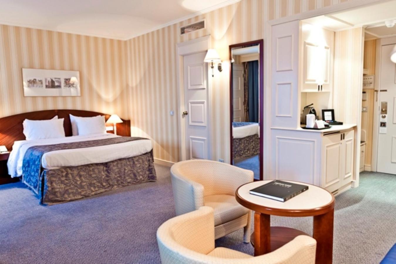 Hotel Le Châtelain Brussel Buitenkant foto A room at the hotel
