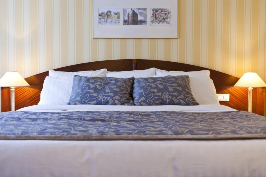 Hotel Le Châtelain Brussel Kamer foto A bed